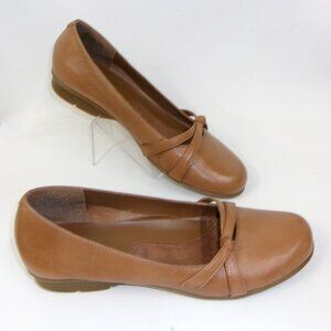 BareTraps Restless Tan‎ / Light Brown Leather Slip On Flats Shoes US 9.5 Women's